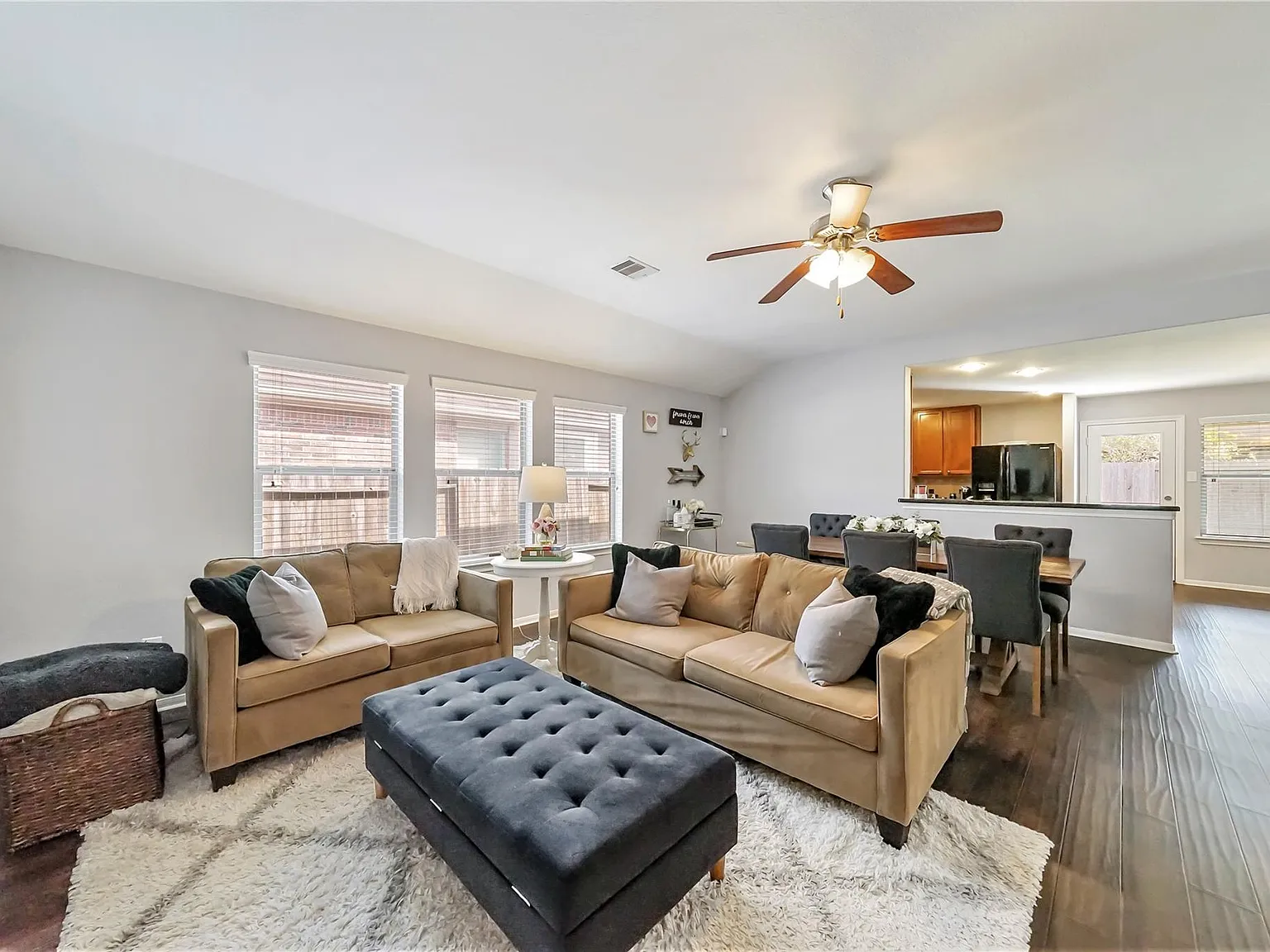 3 bed, 2.0 bath, 1770 sqft, $2,100 — Photo 3