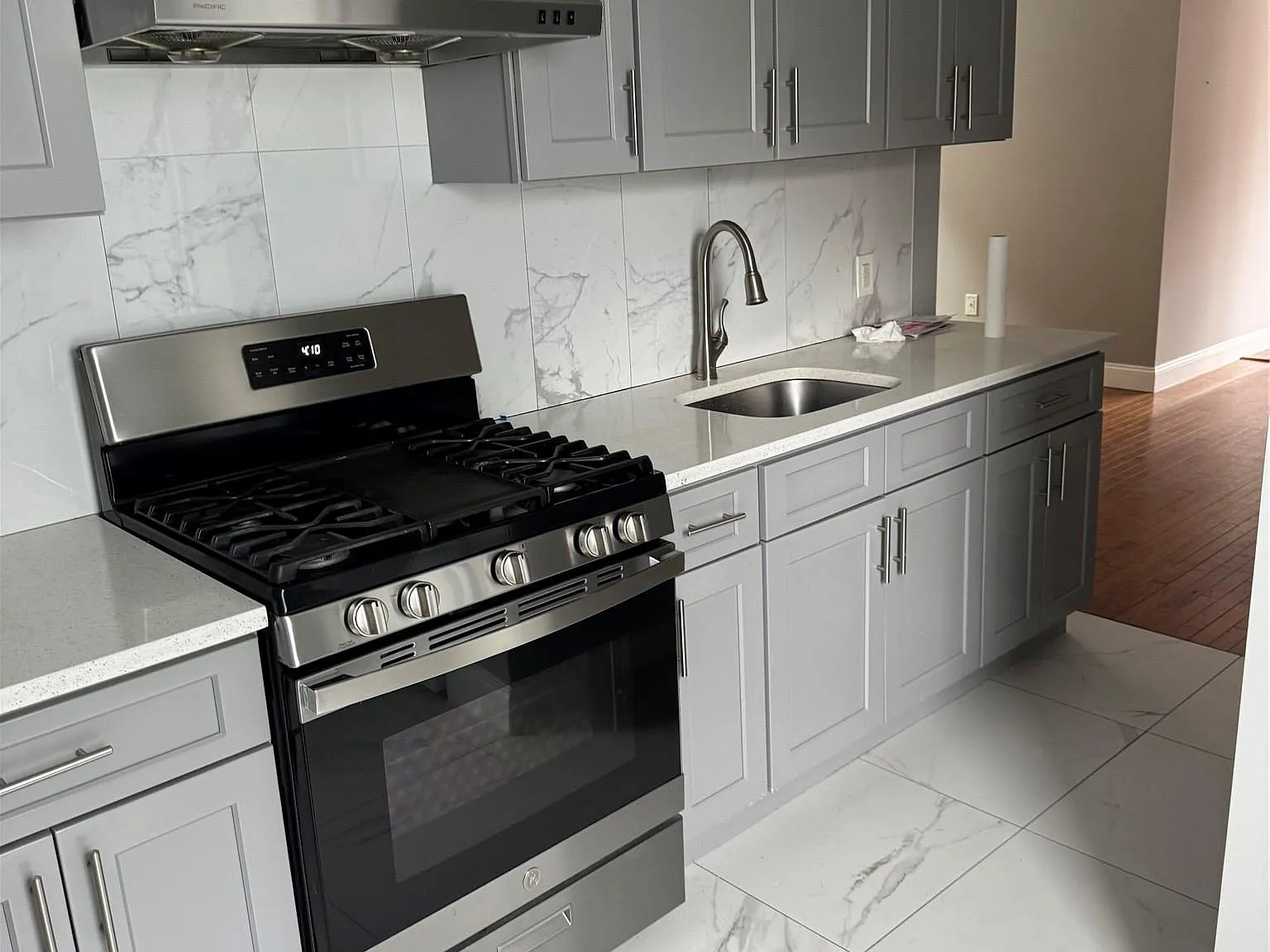 3 bed, 1.0 bath, 900 sqft, $3,800 — Photo 2