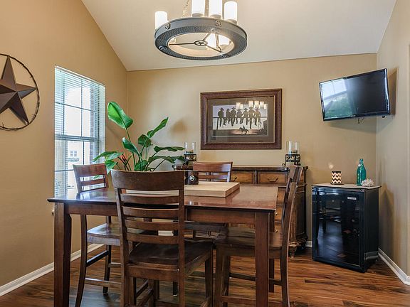 4th image of 160 Amber Oak Dr