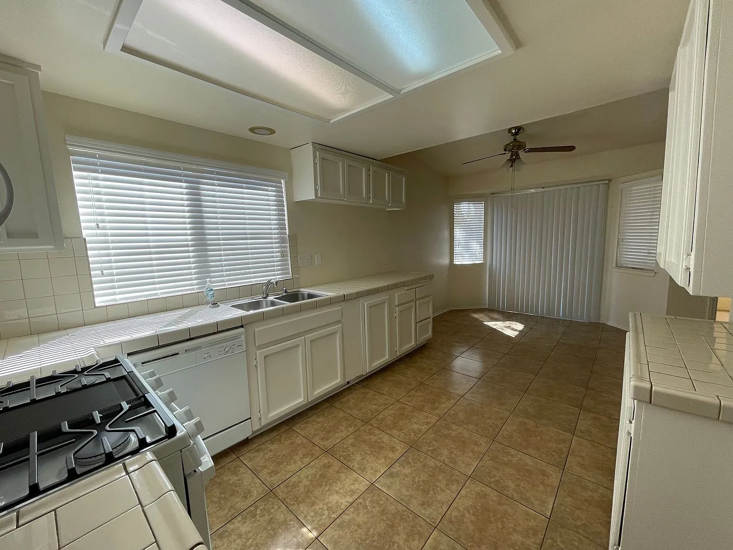 Hesperia-Refurbished- 3 Bedrooms, 2 Bathrooms + Den or Office, Large Property — Photo 3