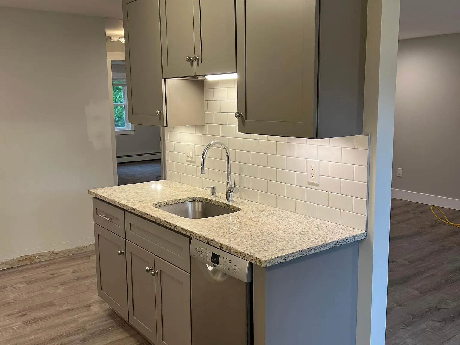 2 bed, 900 sqft, $2,100 — Photo 3
