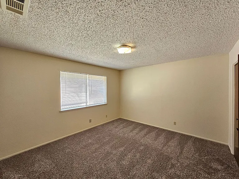 206 W Mockingbird Ln #D — Photo 11