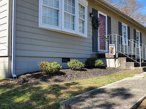 220 Biltmore Dr, Colonial Heights, VA 23834