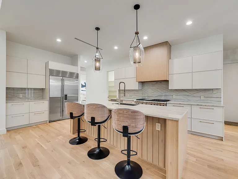 6411 Royal Ln — Photo 7