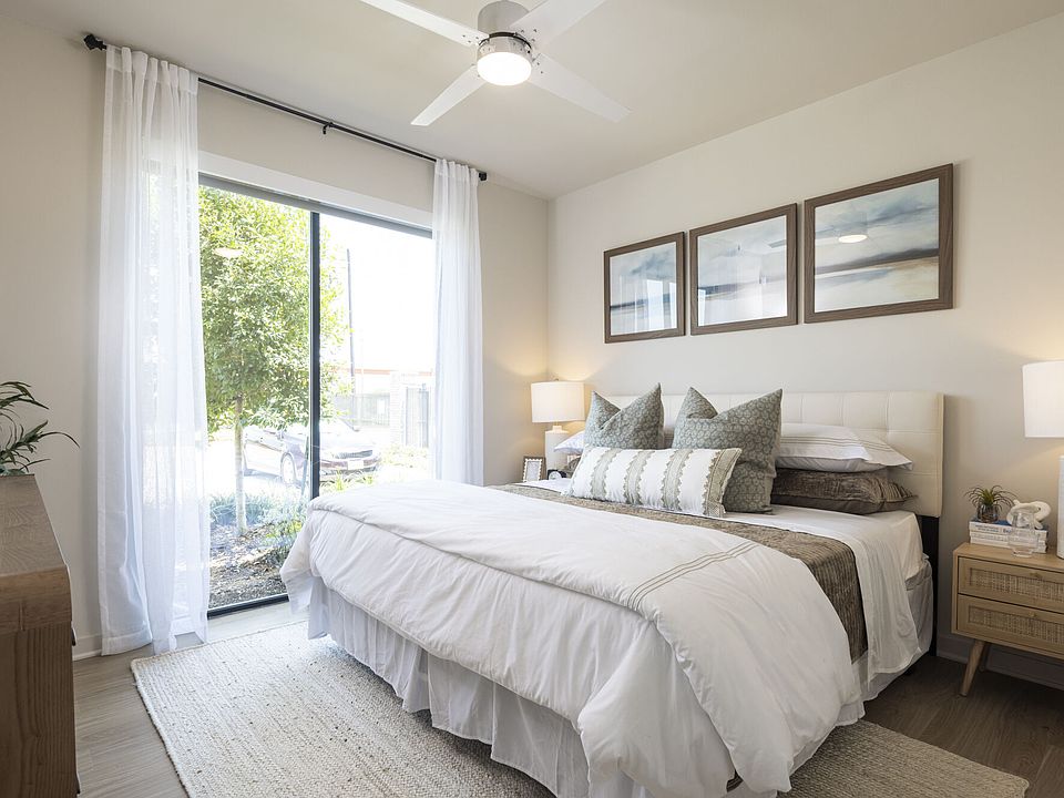 Broadstone Creekside apartments community photo