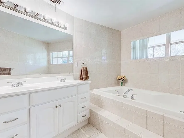1343 Woodmere Ln — Photo 6