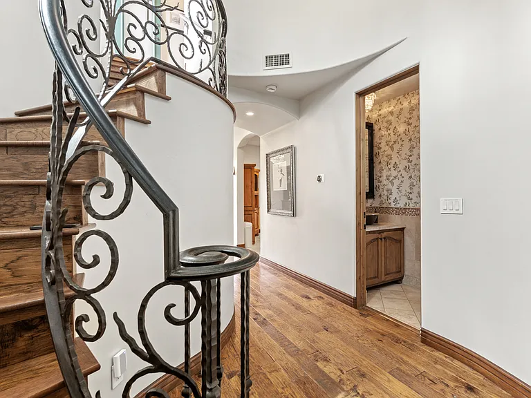 7964 Prospect Pl — Photo 4