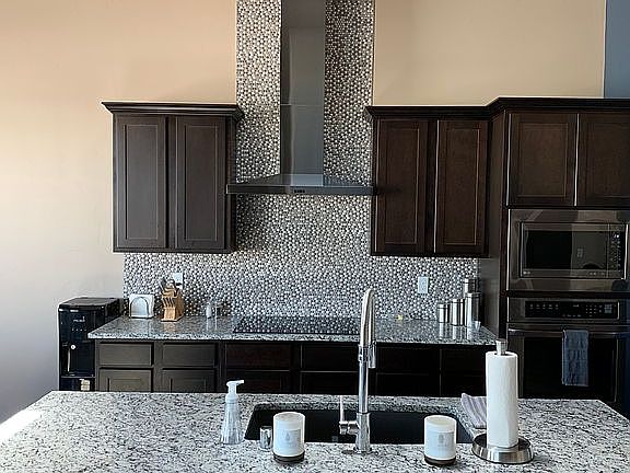 5th image of 6076 Arosa St