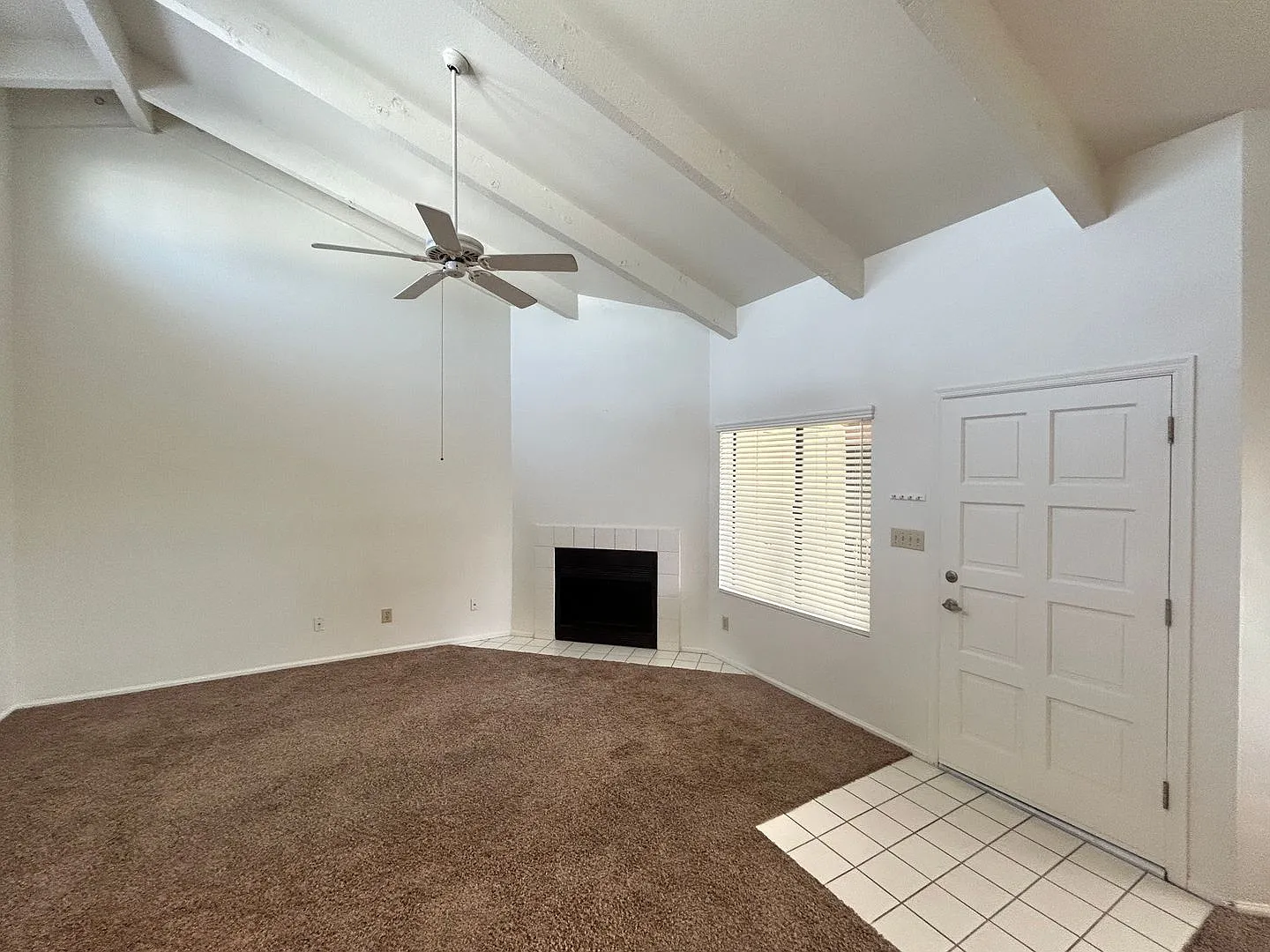 Spacious 2 Bedroom, 2 Bathroom Condo — Photo 2