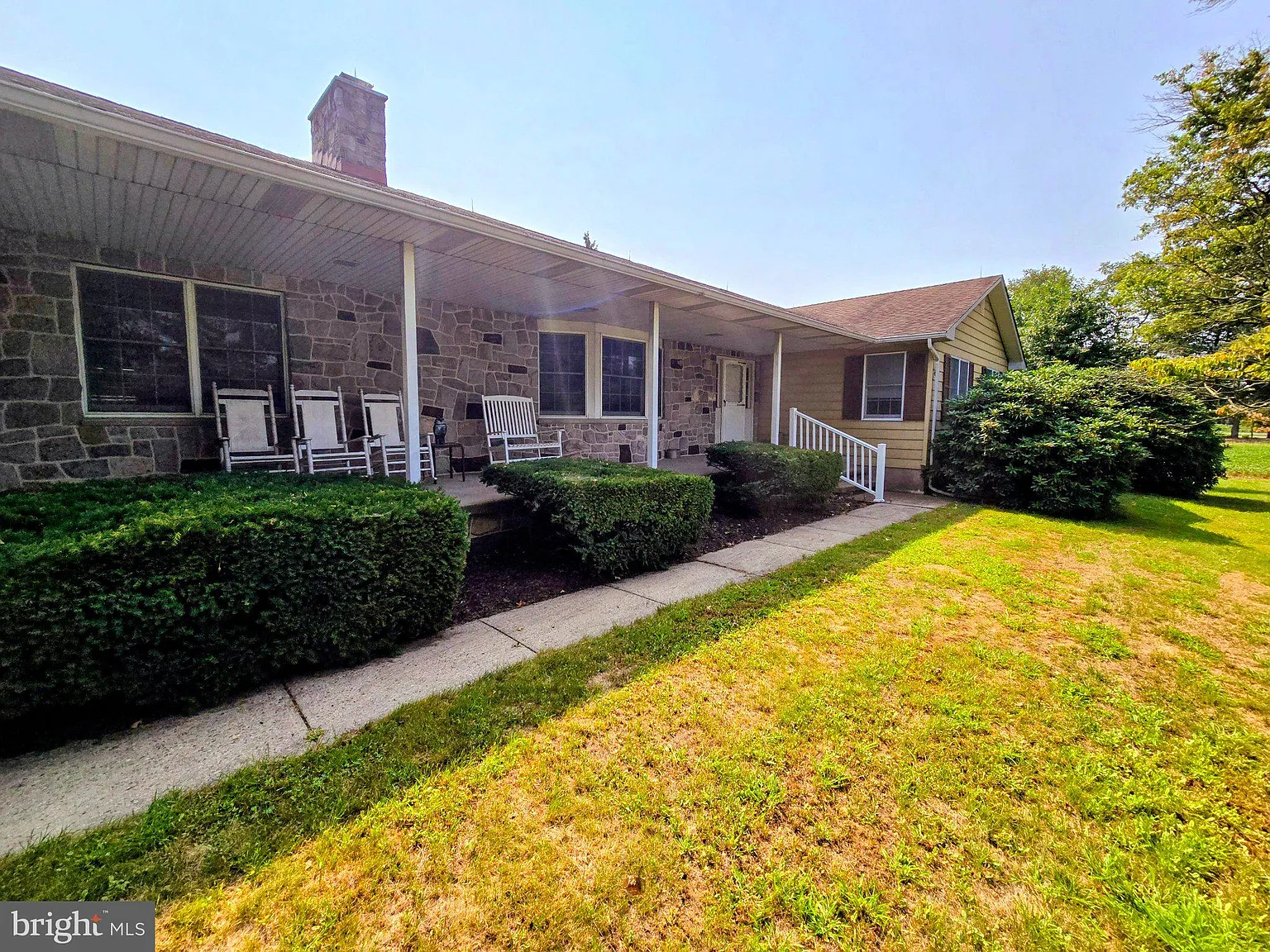 3 bed, 2.0 bath, 2211 sqft, $3,400 — Photo 2