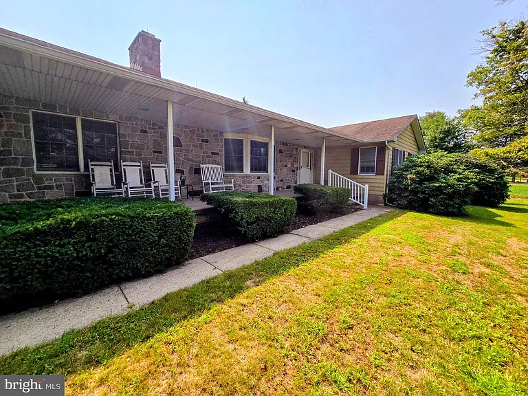 135 Hancock Ln — Photo 2