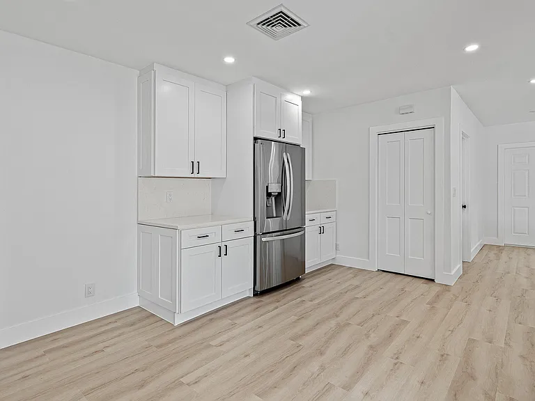 970 SW 7th St — Photo 9