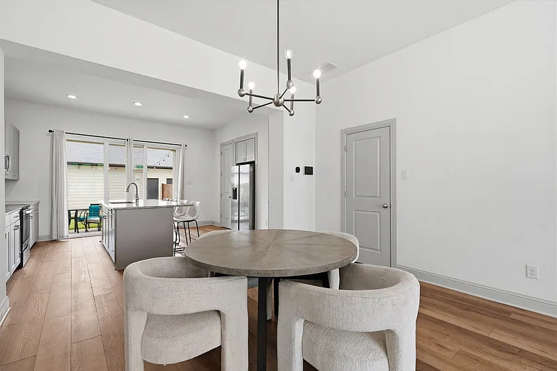 3 bed, 2.5 bath, 1922 sqft, $3,700 — Photo 3
