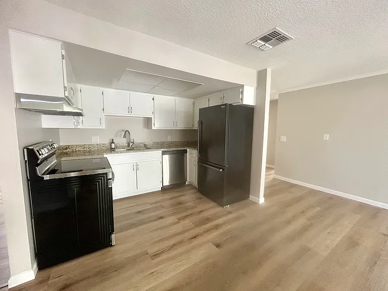 427 S Alderwood St — Photo 8