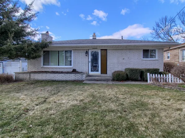 30080 Bayview Dr, Gibraltar, MI 48173