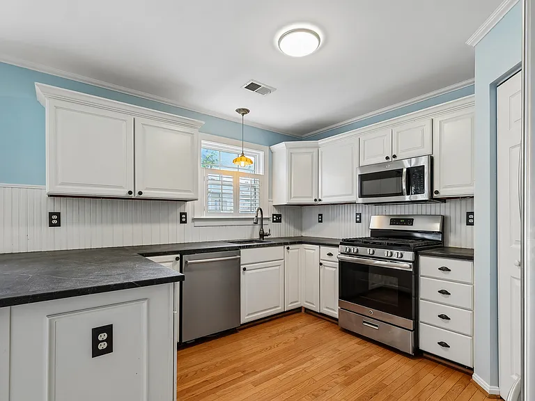 532 Kalmia Sq NE — Photo 9