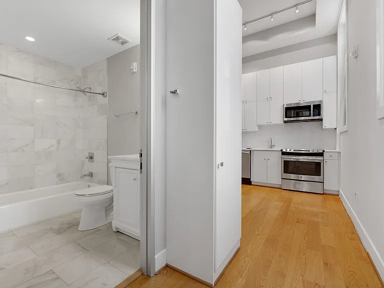 1211 G St SE #5 — Photo 5