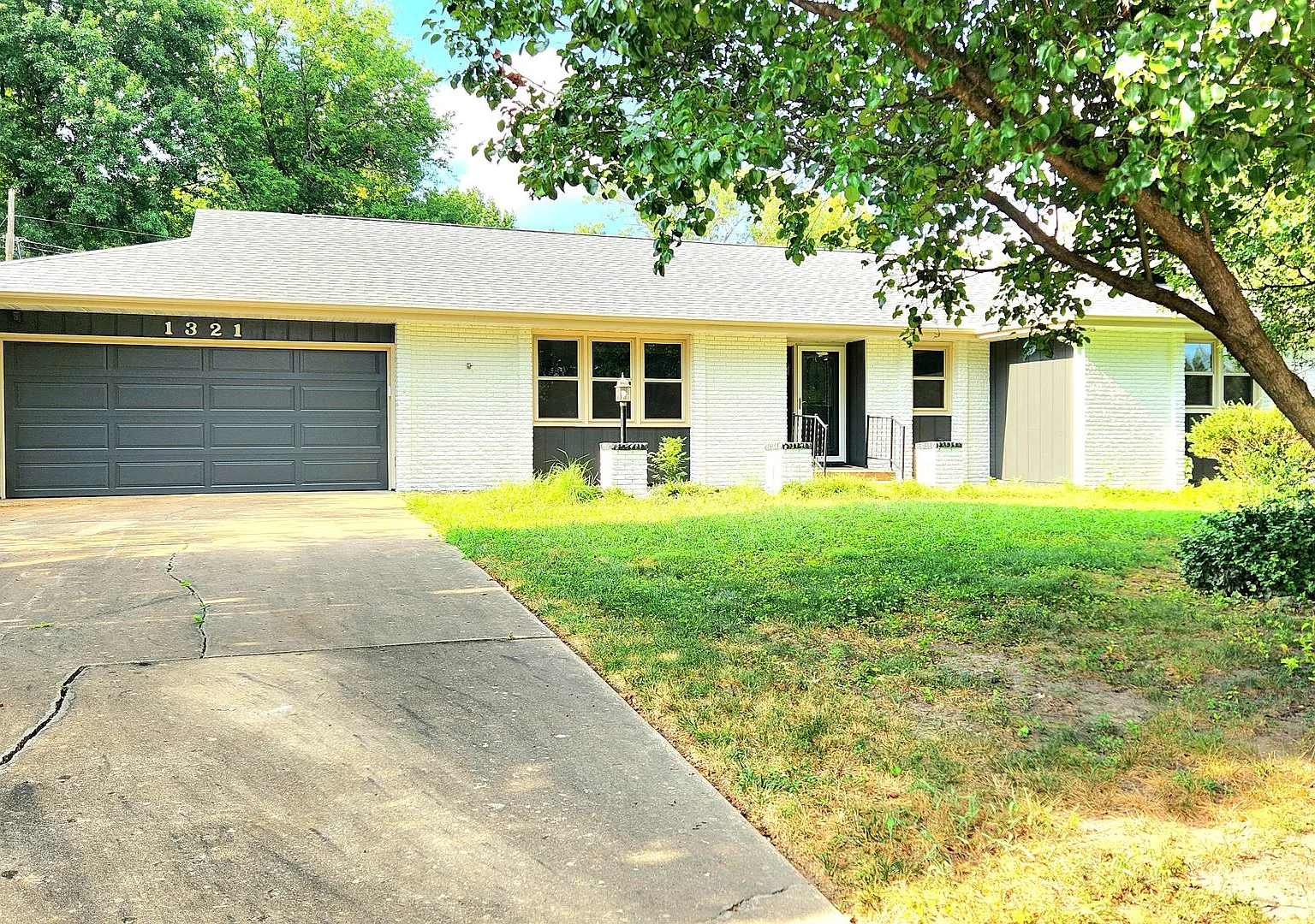 Medical Mile Kickapoo 4/2/2 | Two Living Rooms | Sunroom | Fenced Yard | Pets Welcome!! — Photo 1