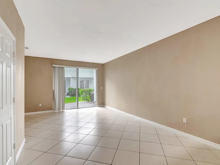 1912 Hibiscus Ln — Photo 14