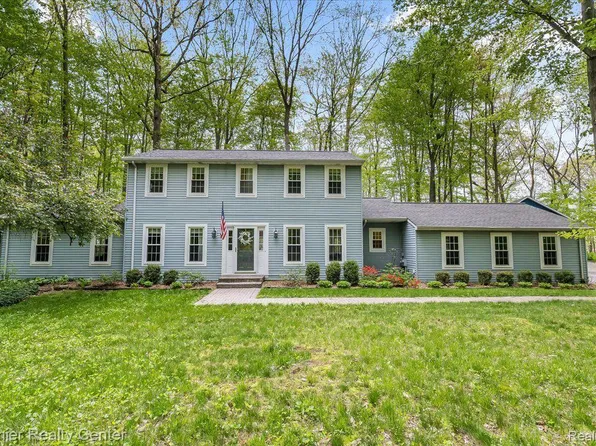2870 Rae Lynn Ln, Milford, MI 48381