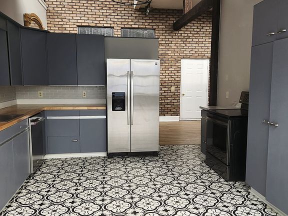 5th image of 252 W Market St #2