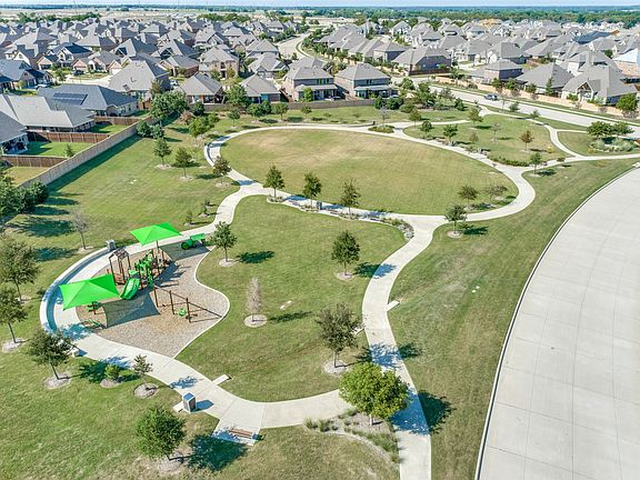 3rd image of 904 Lady Bird Dr