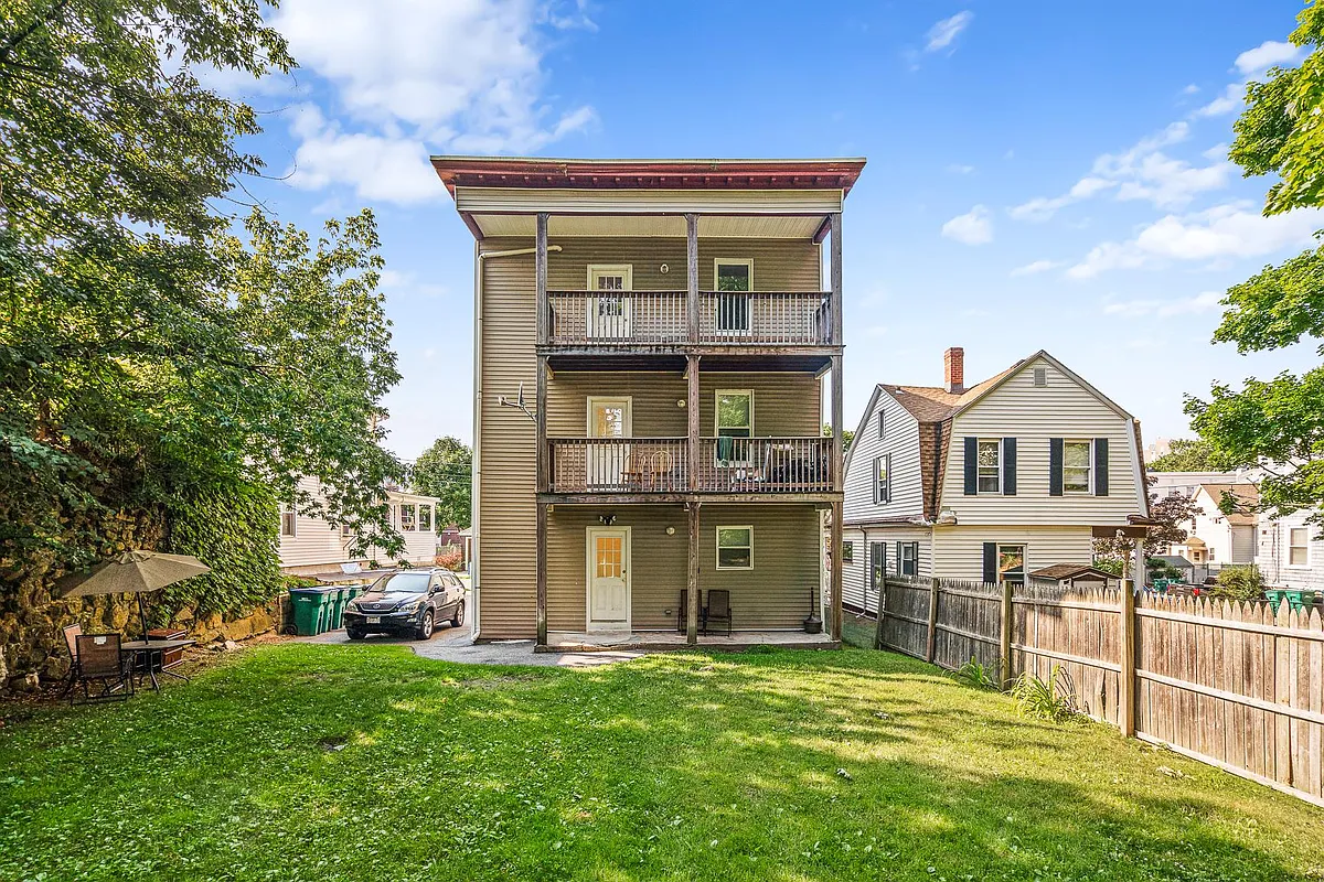 Building Photo - 18 Saint Clair St #3