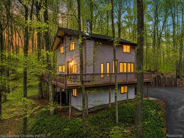4001 Deskin Dr, Bellaire, MI 49615