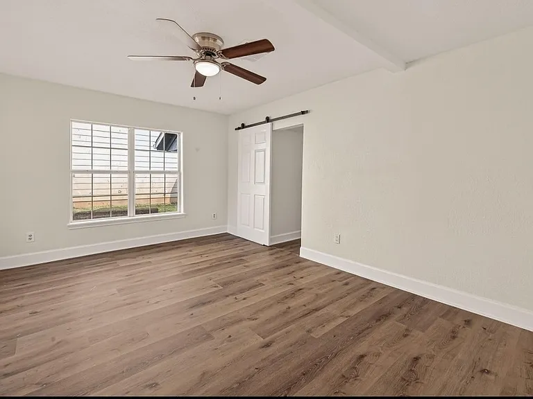 915 W Lewis St — Photo 9