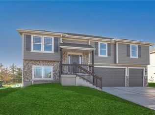 10805 Country Ln, Peculiar, MO 64078