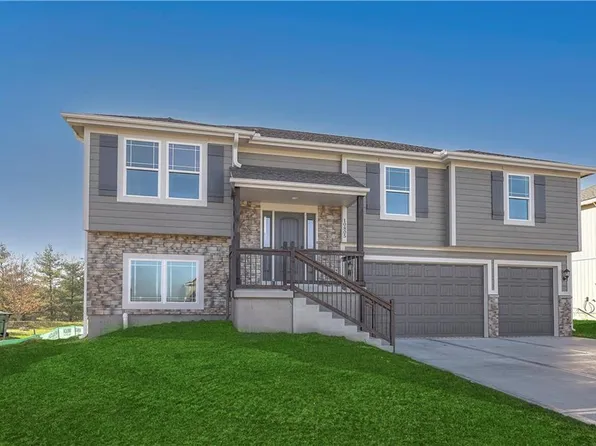 10805 Country Ln, Peculiar, MO 64078