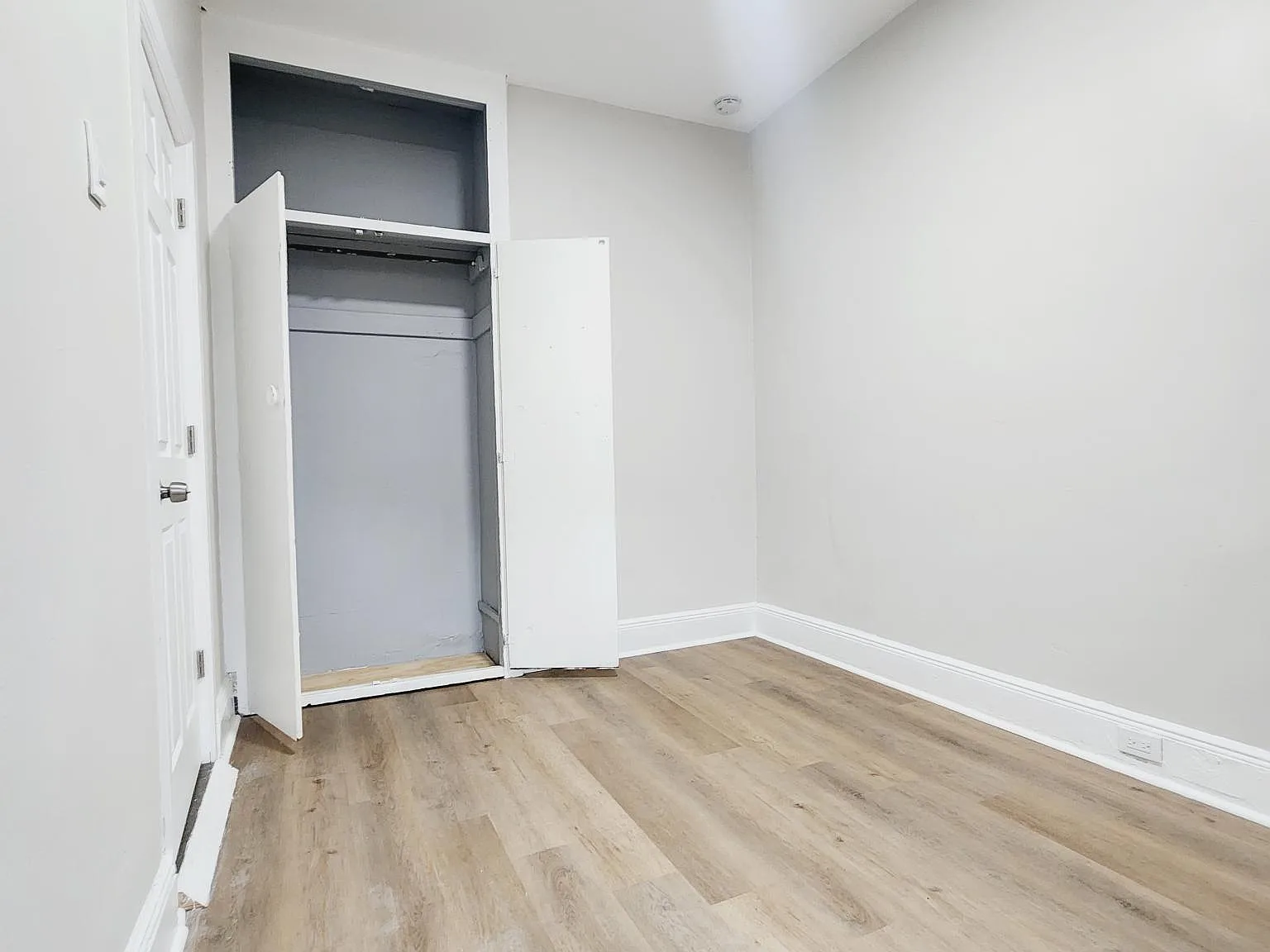 3 bed, 1000 sqft, $2,400 — Photo 2