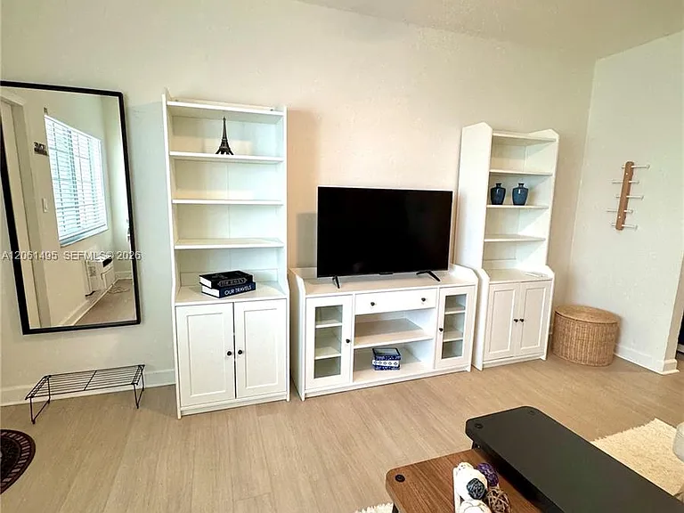 1561 Lenox Ave #6 — Photo 3