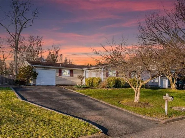 19 Huxley Lane, Ronkonkoma, NY 11779