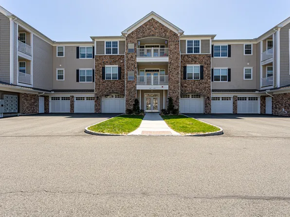 411 Brookside Court #411, Newtown, CT 06470