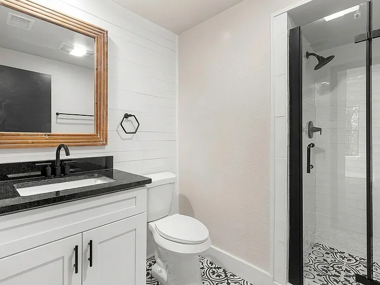 1023 Avenue B #1 — Photo 13