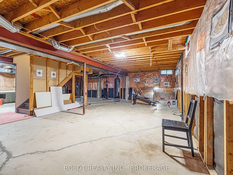 64 Carmine Cres — Photo 32