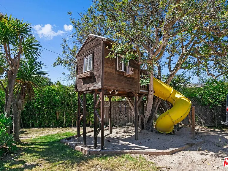 7038 Dume Dr — Photo 41