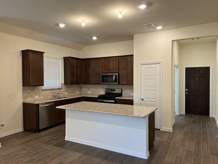 3409 Riverlawn Dr — Photo 3