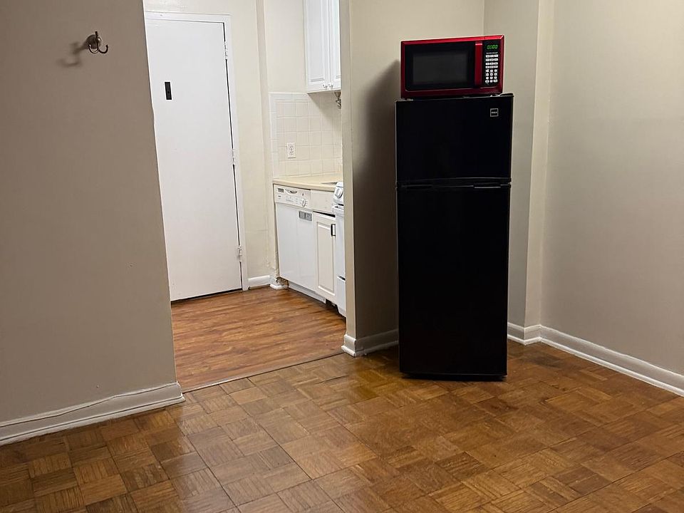 2nd image of 950 25th St NW #911N