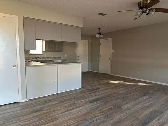 3rd image of 4106 Clark St