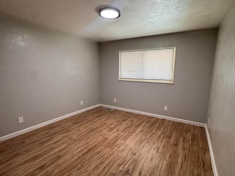 1205 Valencia Dr NE — Photo 20
