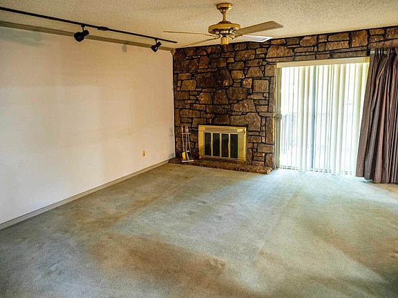 3rd image of 828 Creekside Dr