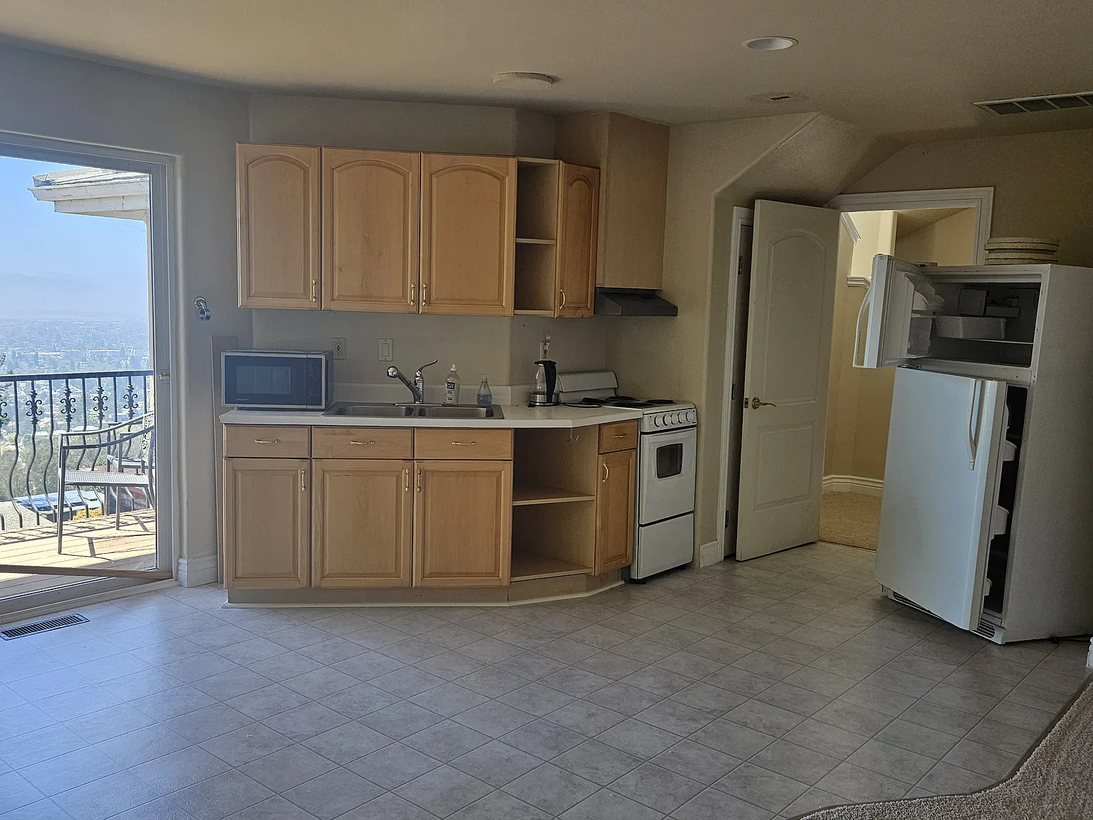 2 bed, 1.5 bath, 1400 sqft, $3,900 — Photo 2