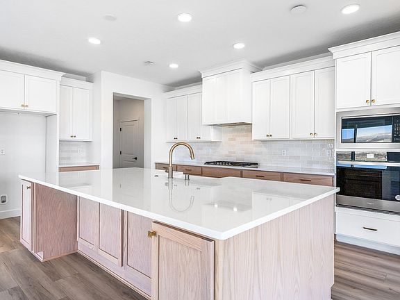 3rd image of 2842 Sumac Ave