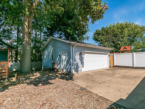 4th image of 2266 Richmond Rd