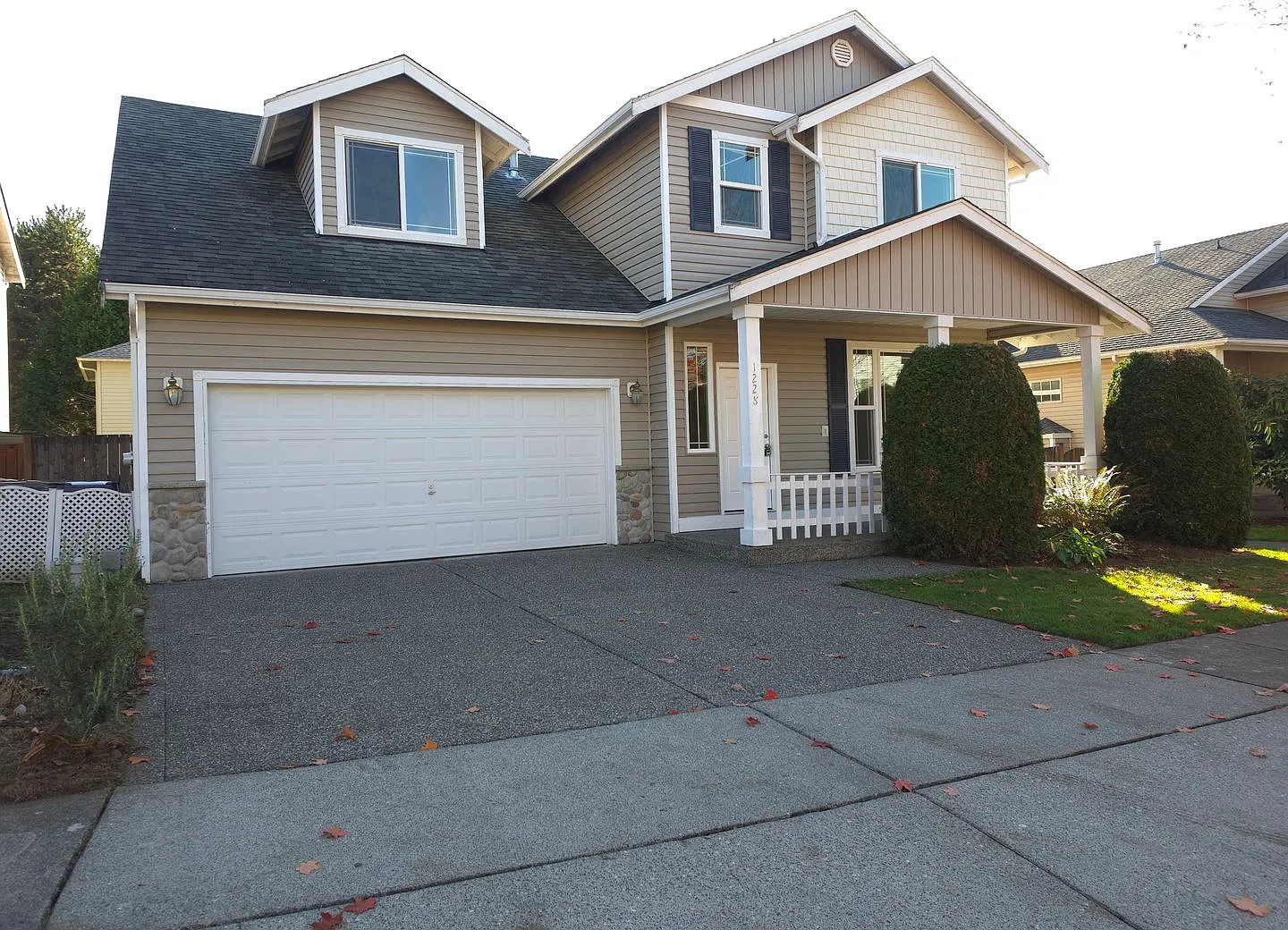 Large 4 Bedroom 2.5 bathroom Single Family Home in Larch Way Neighborhood, Lynnwood $3600 per/mo — Photo 1