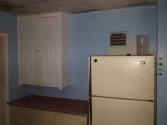 2nd image of 208 6th St #1
