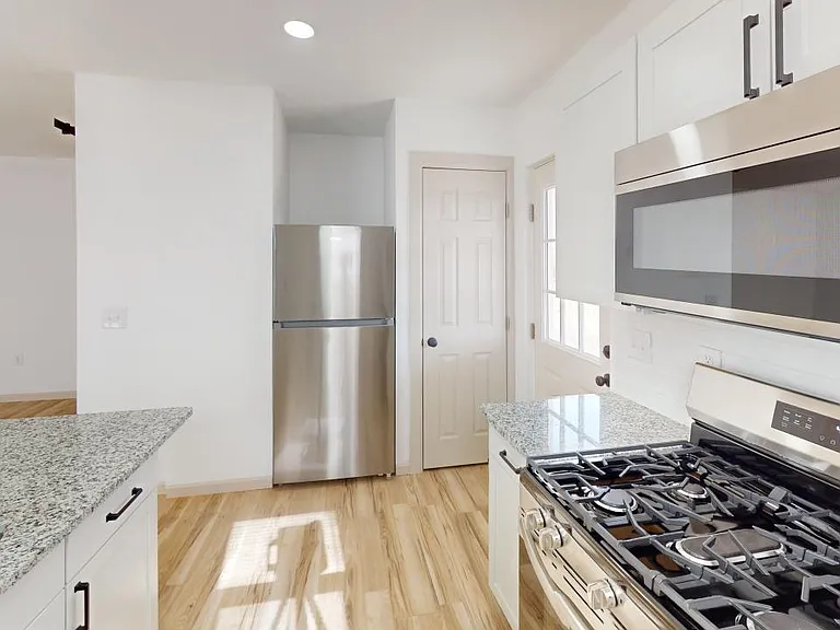 2405 Holly Ave #C — Photo 9