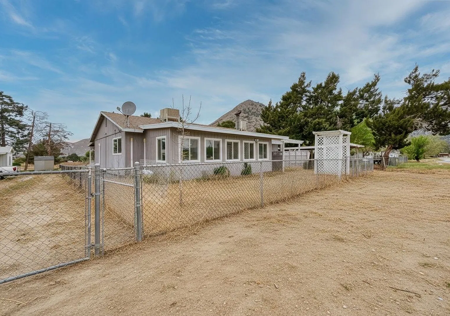 3+2 Gorgeous Remodeled Home with Updated Kitchen & More! In Onyx, CA — Photo 1